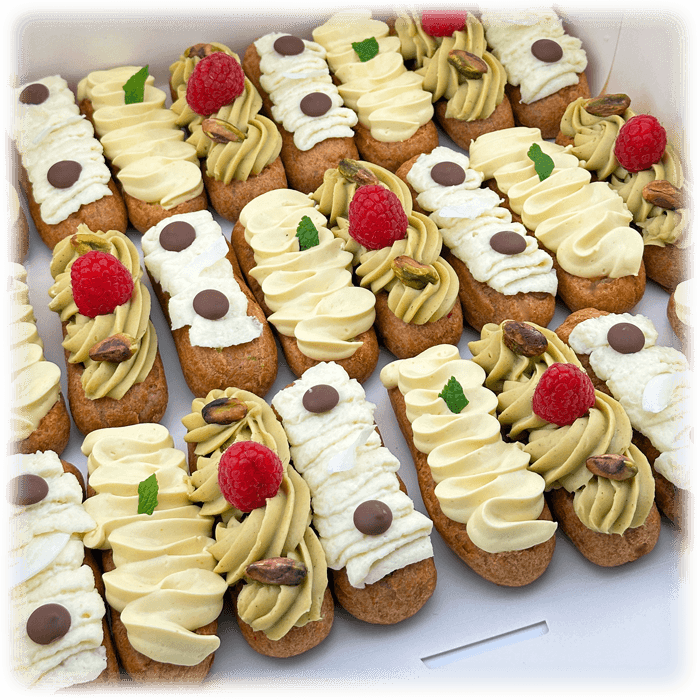 Poza cu Box with 24 Mini Eclairs